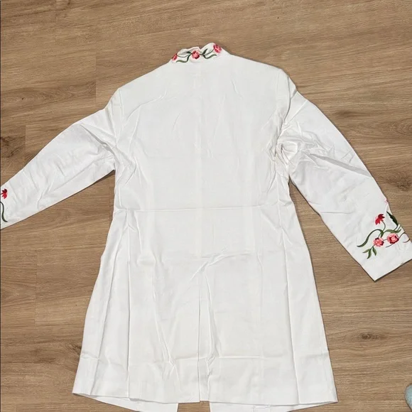 Victor Costa White Blouse with Red and Green Embroidery - Picture 6 of 6